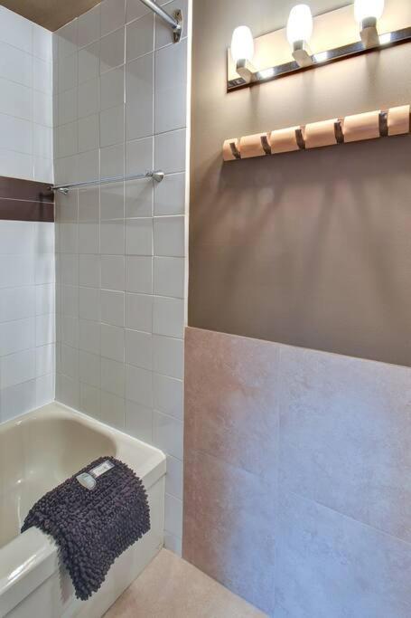 Charming Tremblant 1 Bedroom With Pool And Hot Tub มงต์-ทร็องบล็องต์ ภายนอก รูปภาพ